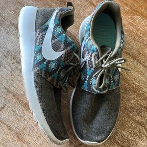 NIKE ROCHE RUN PRINT IGUANA Men’s,size 9.5